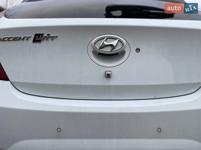 Белый Хендай Акцент, объемом двигателя 1.58 л и пробегом 180 тыс. км за 8500 $, фото 14 на Automoto.ua