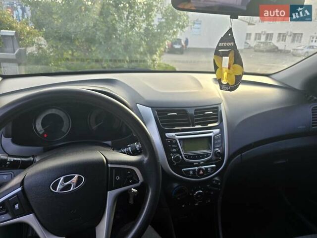 Белый Хендай Акцент, объемом двигателя 1.4 л и пробегом 198 тыс. км за 5600 $, фото 4 на Automoto.ua