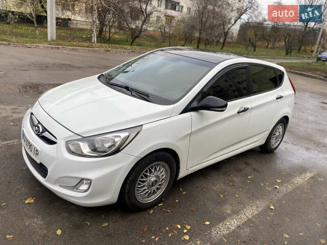 Белый Хендай Акцент, объемом двигателя 1.58 л и пробегом 180 тыс. км за 8500 $, фото 2 на Automoto.ua