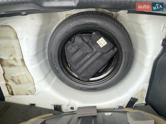 Белый Хендай Акцент, объемом двигателя 1.58 л и пробегом 180 тыс. км за 8500 $, фото 6 на Automoto.ua