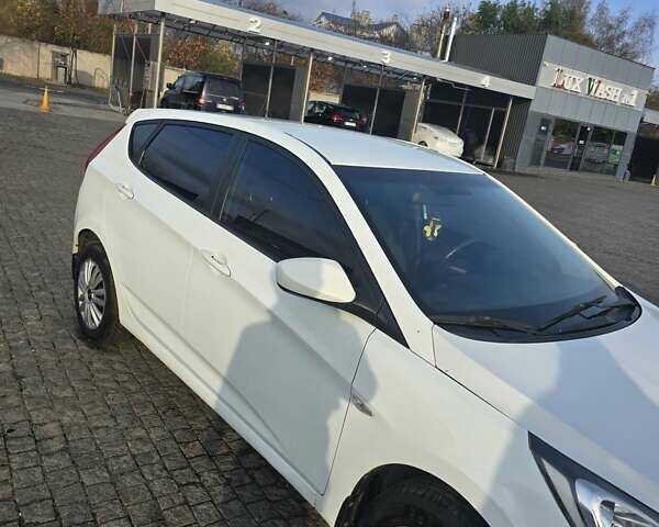 Белый Хендай Акцент, объемом двигателя 1.4 л и пробегом 198 тыс. км за 5600 $, фото 5 на Automoto.ua