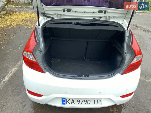 Белый Хендай Акцент, объемом двигателя 1.58 л и пробегом 180 тыс. км за 8500 $, фото 5 на Automoto.ua