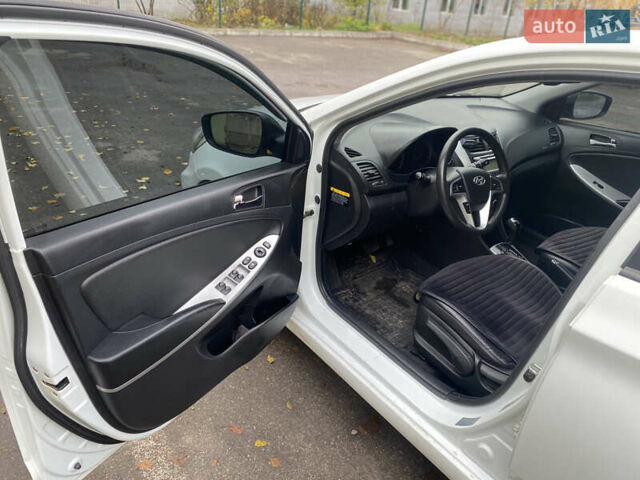 Белый Хендай Акцент, объемом двигателя 1.58 л и пробегом 180 тыс. км за 8500 $, фото 7 на Automoto.ua