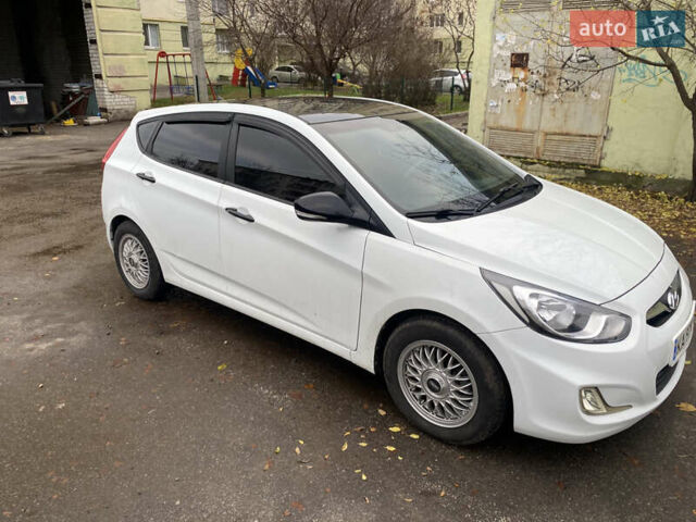 Белый Хендай Акцент, объемом двигателя 1.58 л и пробегом 180 тыс. км за 8500 $, фото 3 на Automoto.ua