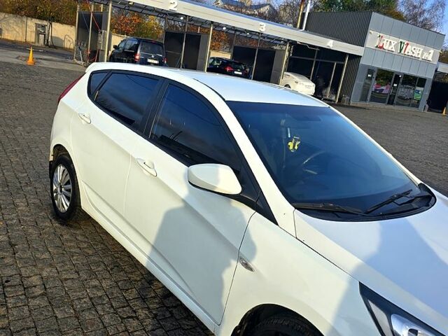 Белый Хендай Акцент, объемом двигателя 1.4 л и пробегом 198 тыс. км за 5600 $, фото 2 на Automoto.ua