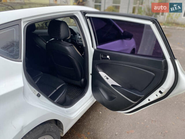 Белый Хендай Акцент, объемом двигателя 1.58 л и пробегом 180 тыс. км за 8500 $, фото 10 на Automoto.ua