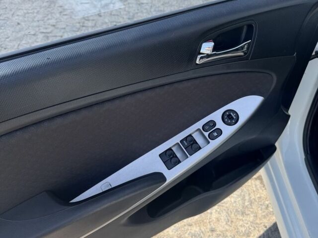 Белый Хендай Акцент, объемом двигателя 1.4 л и пробегом 198 тыс. км за 6000 $, фото 10 на Automoto.ua