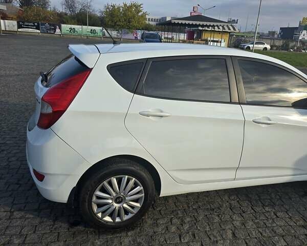 Белый Хендай Акцент, объемом двигателя 1.4 л и пробегом 198 тыс. км за 5600 $, фото 1 на Automoto.ua