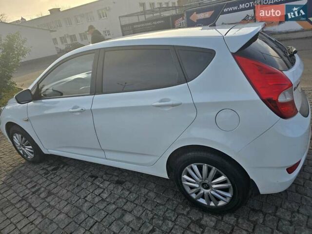 Белый Хендай Акцент, объемом двигателя 1.4 л и пробегом 198 тыс. км за 5600 $, фото 8 на Automoto.ua