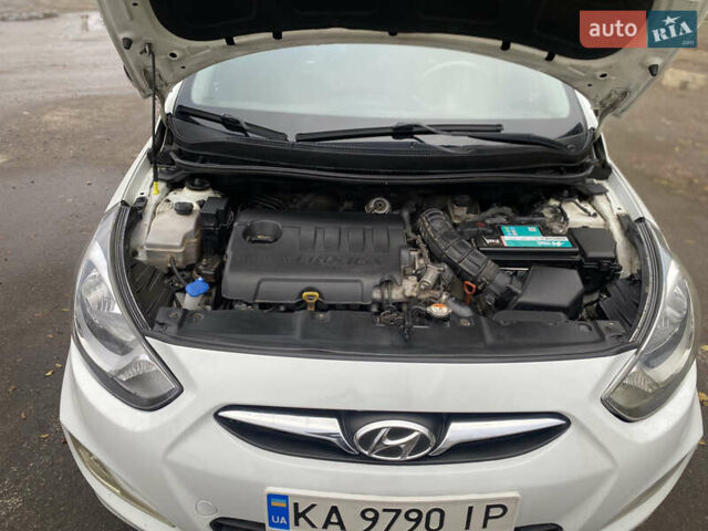 Белый Хендай Акцент, объемом двигателя 1.58 л и пробегом 180 тыс. км за 8500 $, фото 4 на Automoto.ua