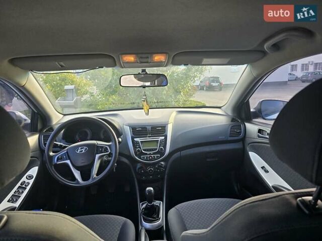 Белый Хендай Акцент, объемом двигателя 1.4 л и пробегом 198 тыс. км за 5600 $, фото 9 на Automoto.ua