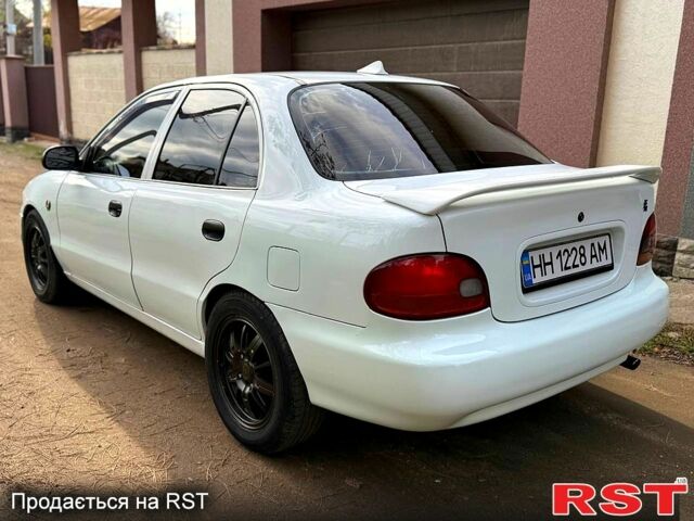 Белый Хендай Акцент, объемом двигателя 1.5 л и пробегом 300 тыс. км за 1550 $, фото 3 на Automoto.ua