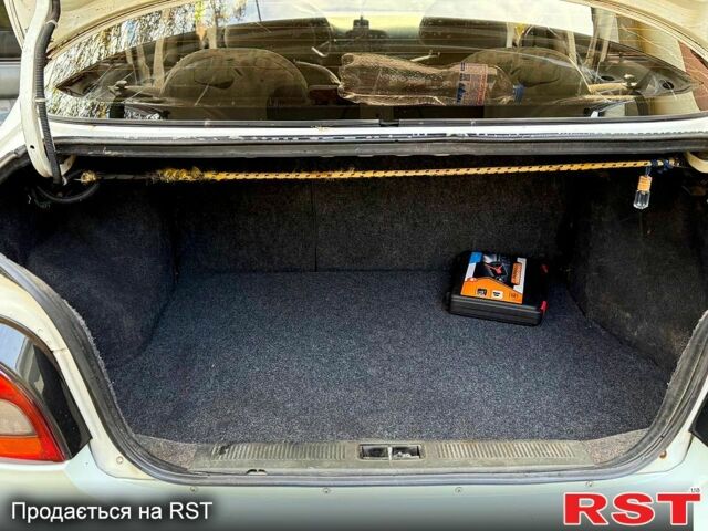 Белый Хендай Акцент, объемом двигателя 1.5 л и пробегом 300 тыс. км за 1550 $, фото 5 на Automoto.ua