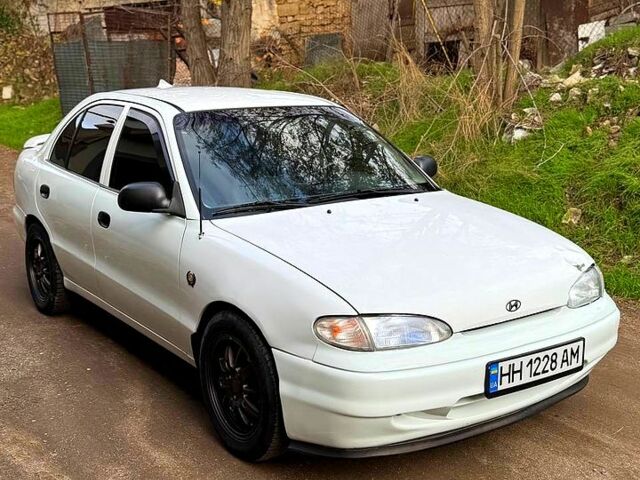 Белый Хендай Акцент, объемом двигателя 1.5 л и пробегом 300 тыс. км за 1550 $, фото 4 на Automoto.ua