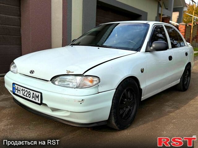 Белый Хендай Акцент, объемом двигателя 1.5 л и пробегом 300 тыс. км за 1550 $, фото 1 на Automoto.ua
