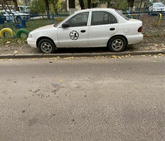 Белый Хендай Акцент, объемом двигателя 1.5 л и пробегом 100 тыс. км за 2200 $, фото 3 на Automoto.ua