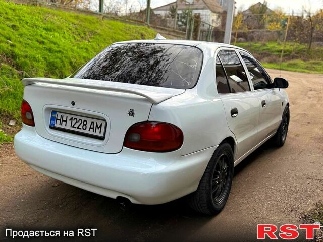 Белый Хендай Акцент, объемом двигателя 1.5 л и пробегом 300 тыс. км за 1550 $, фото 2 на Automoto.ua