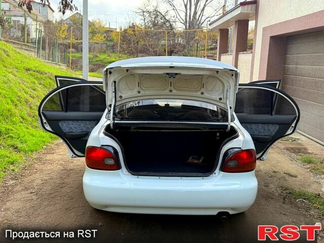 Белый Хендай Акцент, объемом двигателя 1.5 л и пробегом 300 тыс. км за 1550 $, фото 7 на Automoto.ua