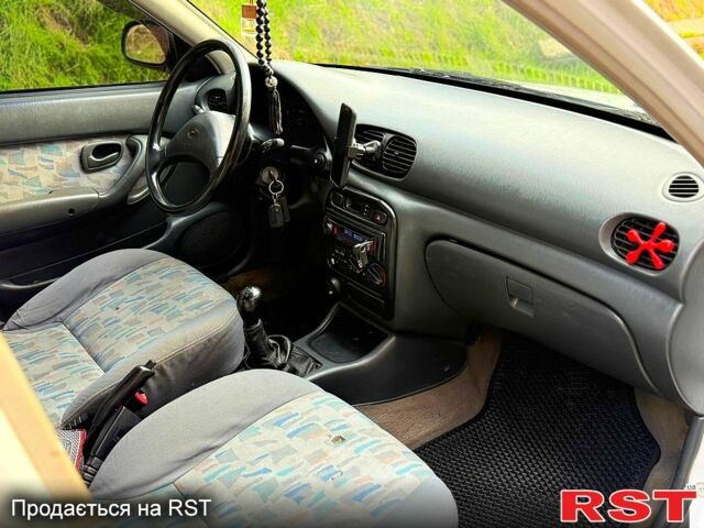 Белый Хендай Акцент, объемом двигателя 1.5 л и пробегом 300 тыс. км за 1550 $, фото 9 на Automoto.ua