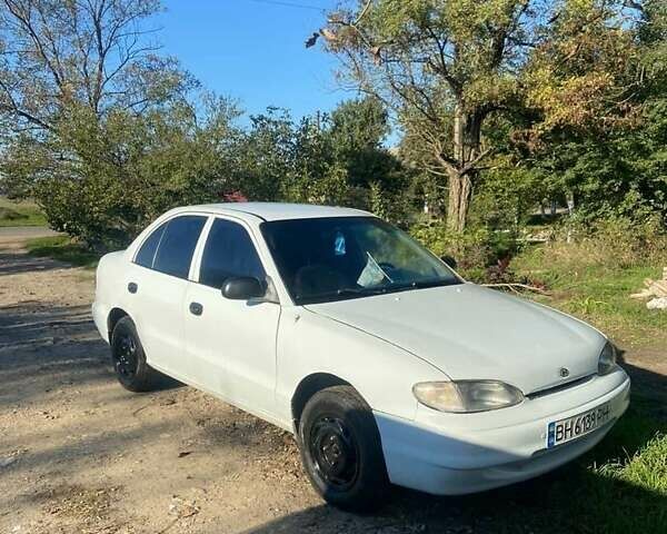 Белый Хендай Акцент, объемом двигателя 1.5 л и пробегом 400 тыс. км за 1600 $, фото 1 на Automoto.ua