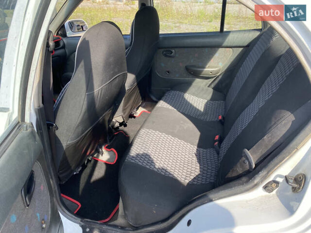 Белый Хендай Акцент, объемом двигателя 1.5 л и пробегом 320 тыс. км за 2400 $, фото 8 на Automoto.ua