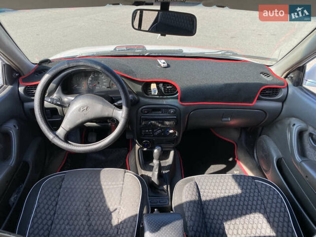 Белый Хендай Акцент, объемом двигателя 1.5 л и пробегом 320 тыс. км за 2400 $, фото 5 на Automoto.ua