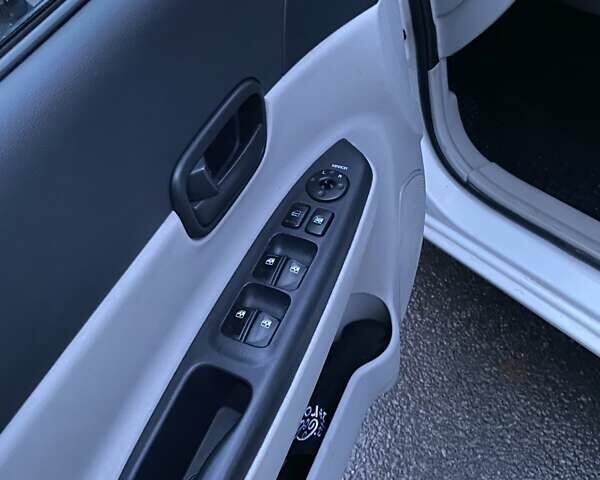 Білий Хендай Акцент, об'ємом двигуна 1.4 л та пробігом 213 тис. км за 4900 $, фото 12 на Automoto.ua