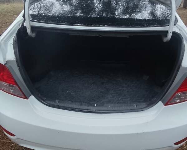 Белый Хендай Акцент, объемом двигателя 1.4 л и пробегом 227 тыс. км за 5700 $, фото 3 на Automoto.ua