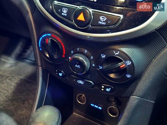 Белый Хендай Акцент, объемом двигателя 1.6 л и пробегом 163 тыс. км за 7990 $, фото 18 на Automoto.ua