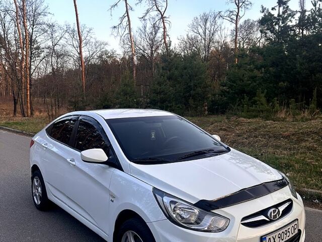 Белый Хендай Акцент, объемом двигателя 1.6 л и пробегом 250 тыс. км за 6300 $, фото 2 на Automoto.ua