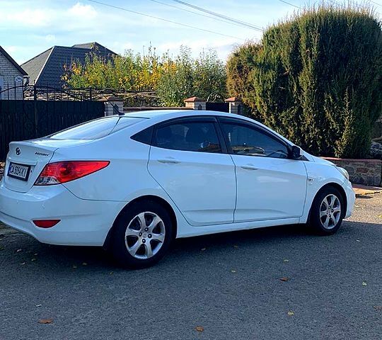 Белый Хендай Акцент, объемом двигателя 1.6 л и пробегом 190 тыс. км за 7200 $, фото 2 на Automoto.ua