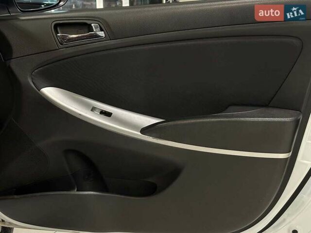 Белый Хендай Акцент, объемом двигателя 1.6 л и пробегом 163 тыс. км за 7990 $, фото 16 на Automoto.ua