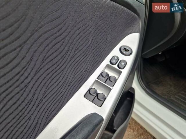 Белый Хендай Акцент, объемом двигателя 1.59 л и пробегом 197 тыс. км за 8800 $, фото 10 на Automoto.ua