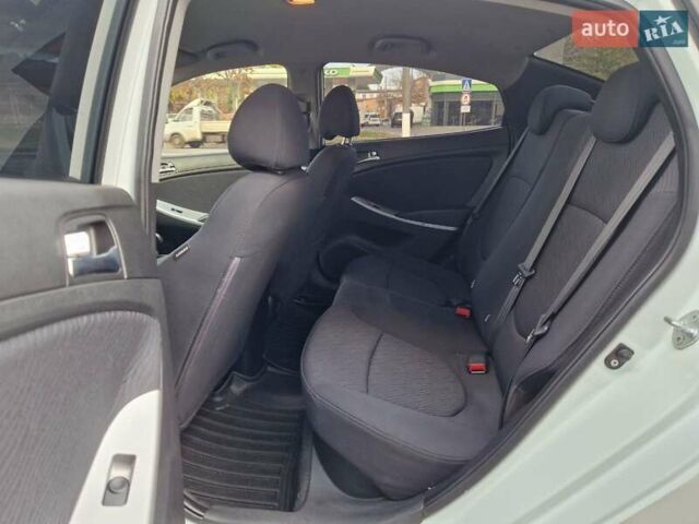 Белый Хендай Акцент, объемом двигателя 1.59 л и пробегом 197 тыс. км за 8800 $, фото 7 на Automoto.ua