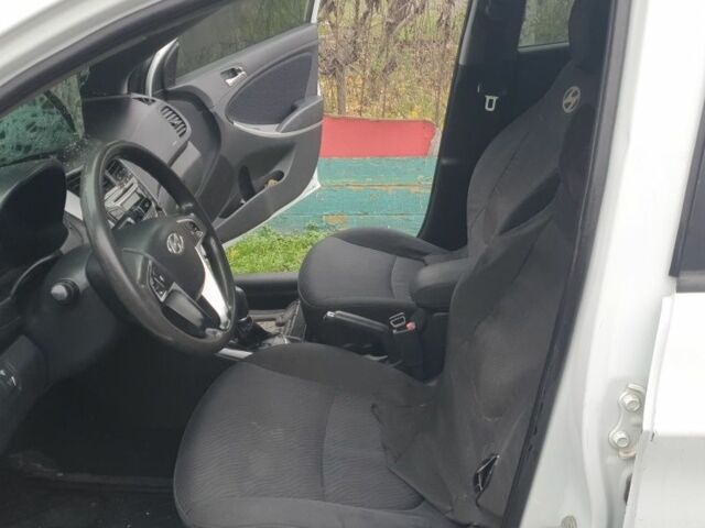 Білий Хендай Акцент, об'ємом двигуна 1.6 л та пробігом 384 тис. км за 2000 $, фото 12 на Automoto.ua