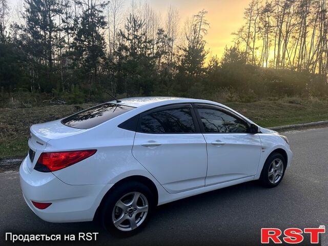 Белый Хендай Акцент, объемом двигателя 1.6 л и пробегом 250 тыс. км за 6300 $, фото 3 на Automoto.ua