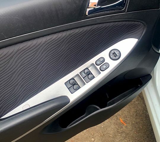 Белый Хендай Акцент, объемом двигателя 1.6 л и пробегом 190 тыс. км за 7200 $, фото 6 на Automoto.ua