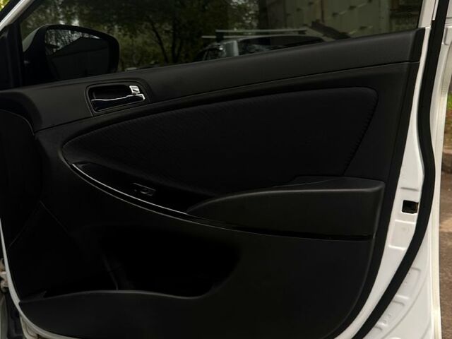 Белый Хендай Акцент, объемом двигателя 1.6 л и пробегом 250 тыс. км за 6300 $, фото 9 на Automoto.ua