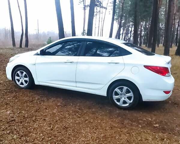 Белый Хендай Акцент, объемом двигателя 1.4 л и пробегом 227 тыс. км за 6200 $, фото 5 на Automoto.ua