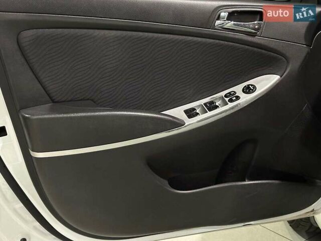 Белый Хендай Акцент, объемом двигателя 1.6 л и пробегом 163 тыс. км за 7990 $, фото 7 на Automoto.ua