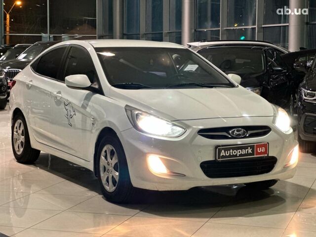 Белый Хендай Акцент, объемом двигателя 1.6 л и пробегом 163 тыс. км за 7990 $, фото 2 на Automoto.ua