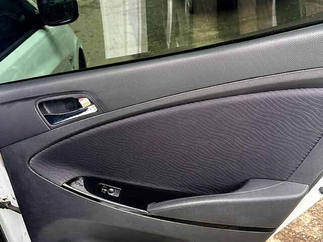 Белый Хендай Акцент, объемом двигателя 1.6 л и пробегом 250 тыс. км за 6300 $, фото 6 на Automoto.ua