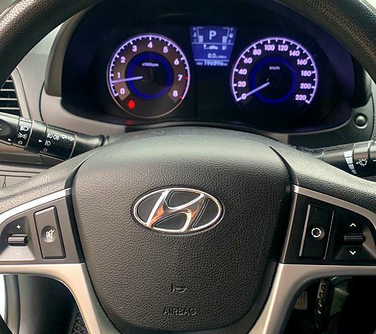 Белый Хендай Акцент, объемом двигателя 1.6 л и пробегом 190 тыс. км за 7200 $, фото 5 на Automoto.ua