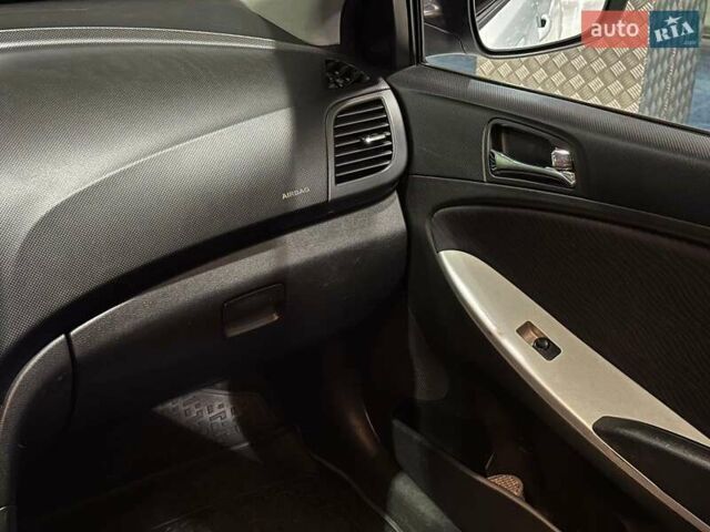 Белый Хендай Акцент, объемом двигателя 1.6 л и пробегом 163 тыс. км за 7990 $, фото 20 на Automoto.ua