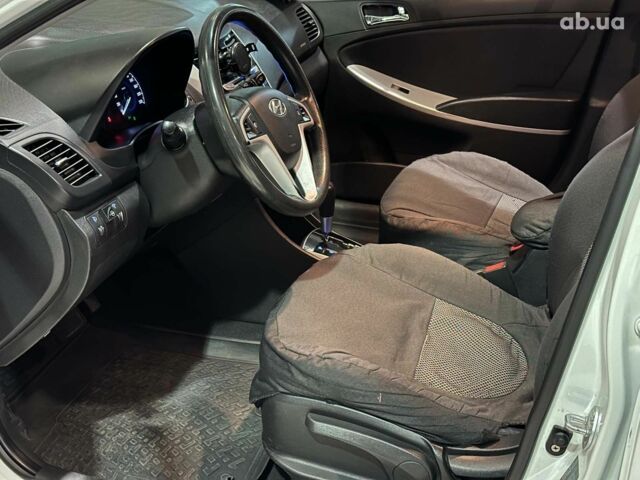 Белый Хендай Акцент, объемом двигателя 1.6 л и пробегом 163 тыс. км за 7990 $, фото 6 на Automoto.ua