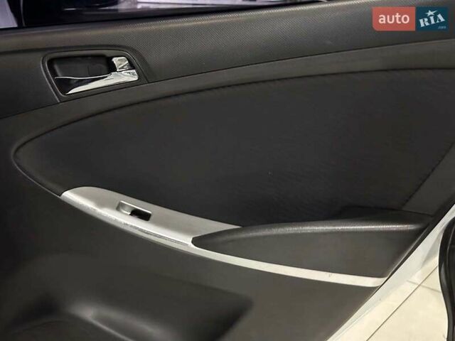 Белый Хендай Акцент, объемом двигателя 1.6 л и пробегом 163 тыс. км за 7990 $, фото 12 на Automoto.ua