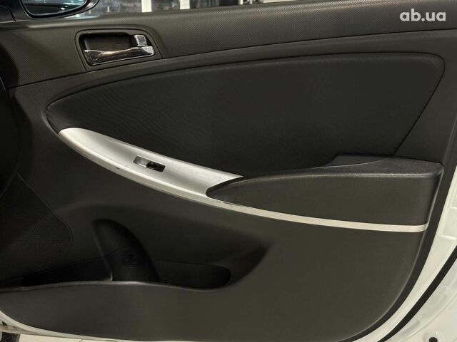 Белый Хендай Акцент, объемом двигателя 1.6 л и пробегом 163 тыс. км за 7990 $, фото 16 на Automoto.ua