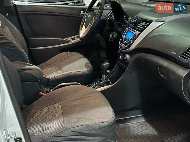 Белый Хендай Акцент, объемом двигателя 1.6 л и пробегом 163 тыс. км за 7990 $, фото 15 на Automoto.ua