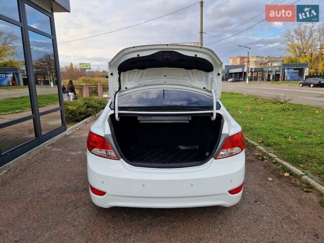 Белый Хендай Акцент, объемом двигателя 1.59 л и пробегом 197 тыс. км за 8800 $, фото 5 на Automoto.ua