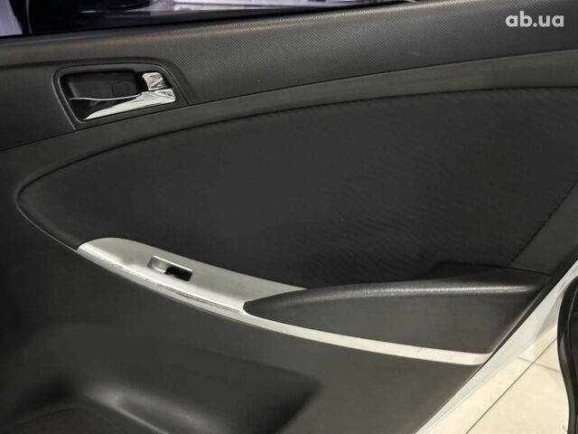 Белый Хендай Акцент, объемом двигателя 1.6 л и пробегом 163 тыс. км за 7990 $, фото 12 на Automoto.ua